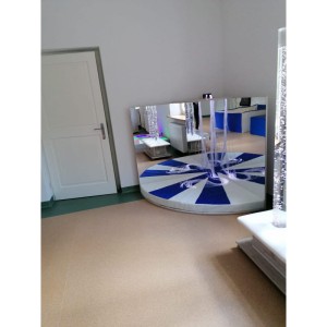 Kącik lustrzany z wyposażeniem