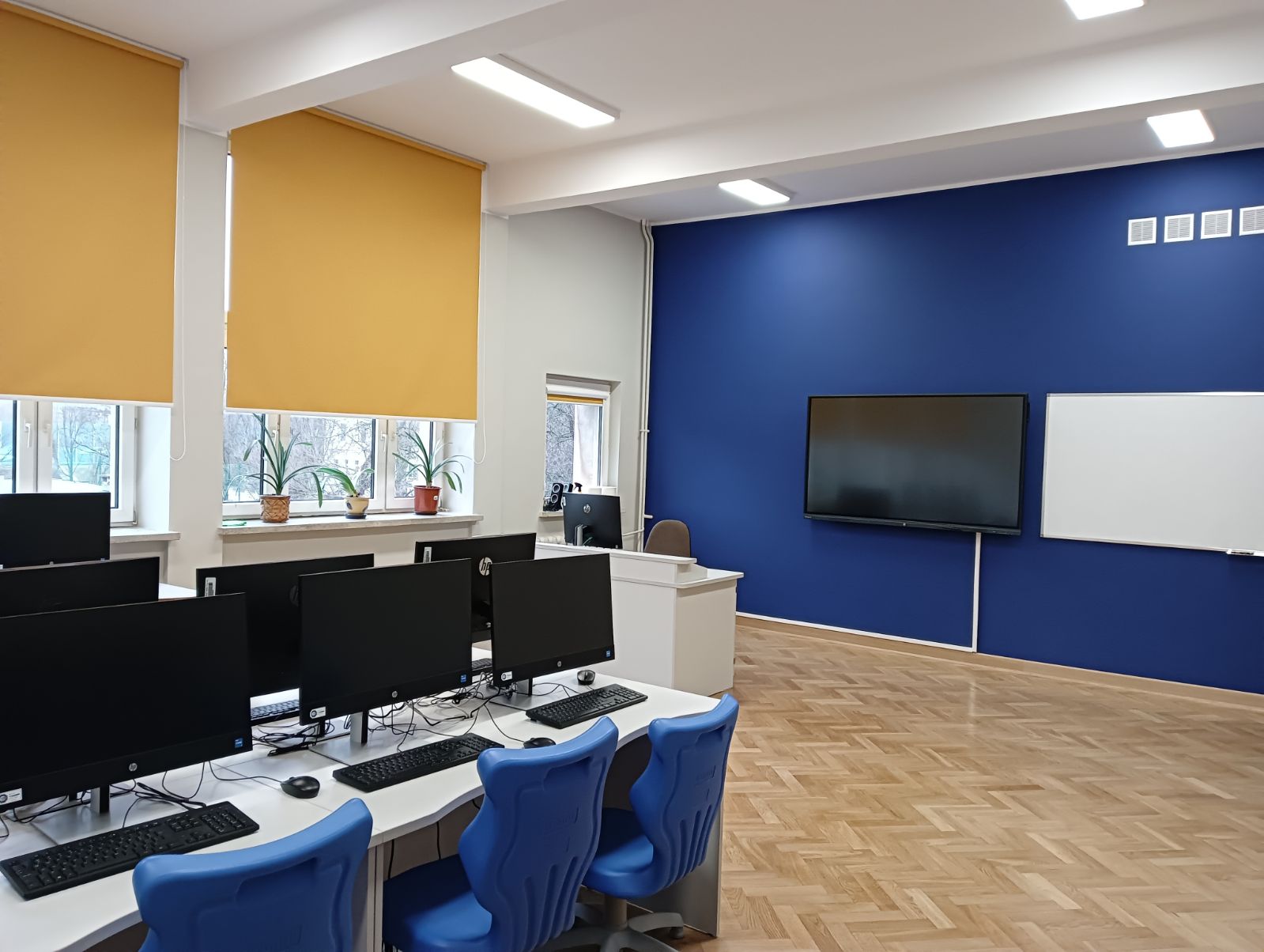 Jak wyposażyć nowoczesną pracownię komputerową w szkole w 2025 roku?